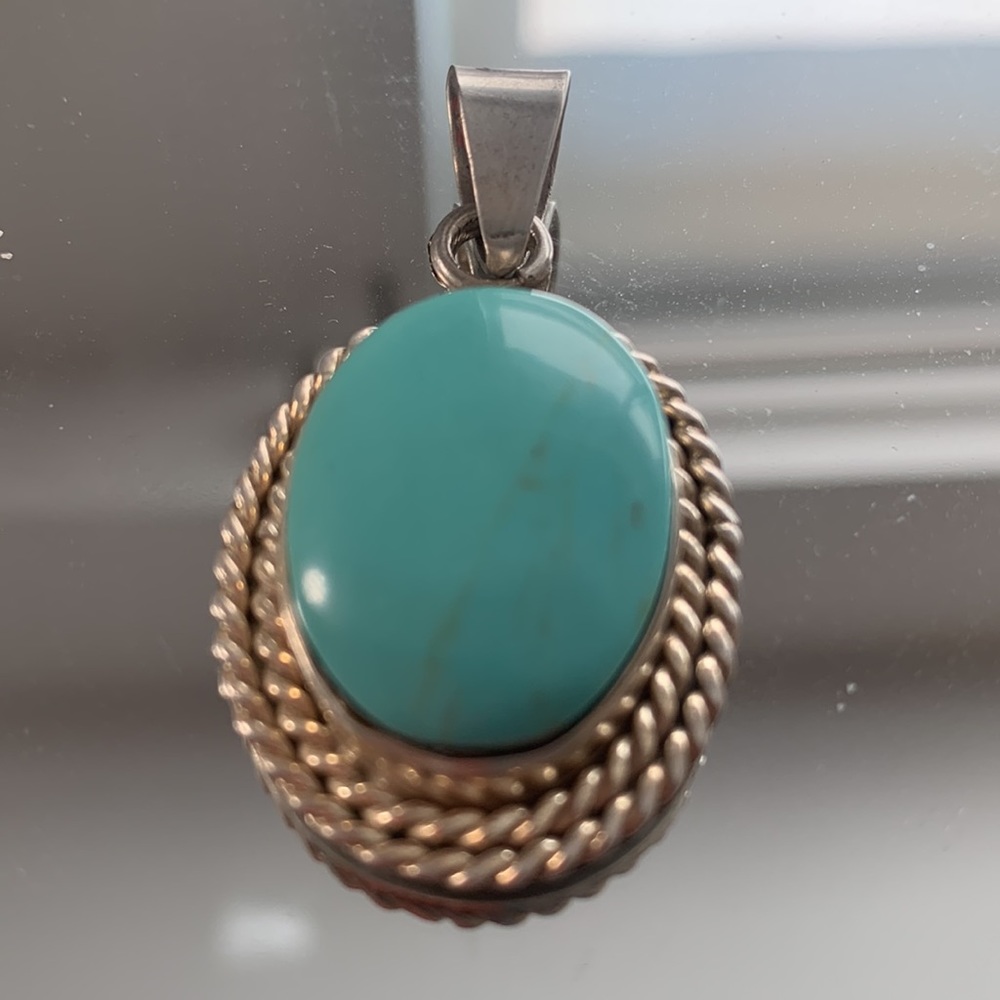 Vintage 925 Mexico silver turquoise center.Double braided outer, bezel setting